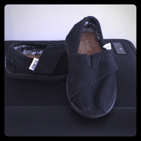 Size 3T TOMS baby girl shoes. New without tags.